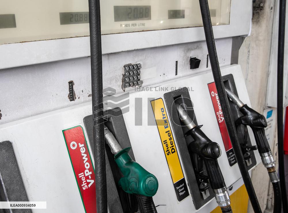 SOUTH AFRICA-CAPE TOWN-FUEL PRICE