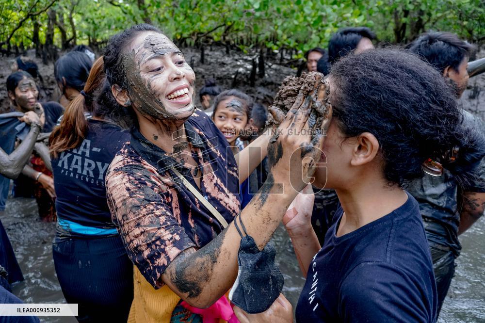 INDONESIA-BALI-MUD BATH-NYEPI-CELEBRATION