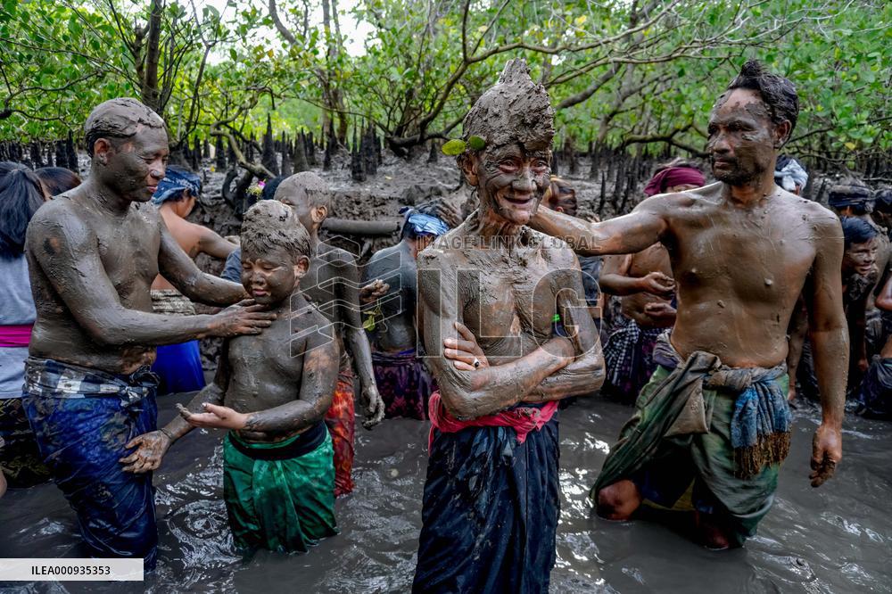 INDONESIA-BALI-MUD BATH-NYEPI-CELEBRATION