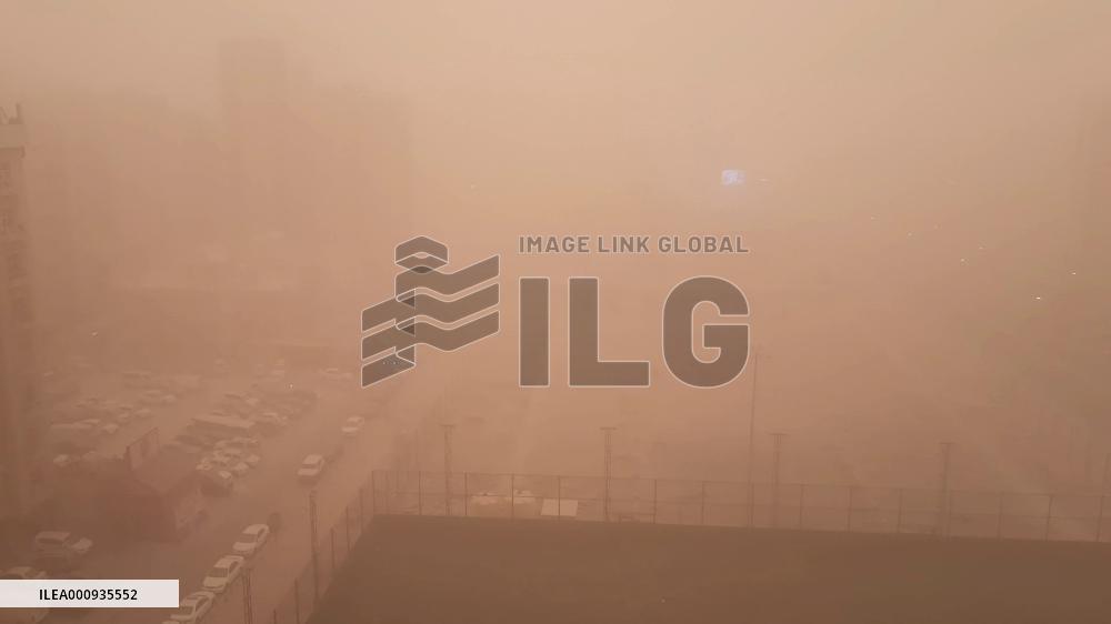 Heavy sandstorm hits Kuwait