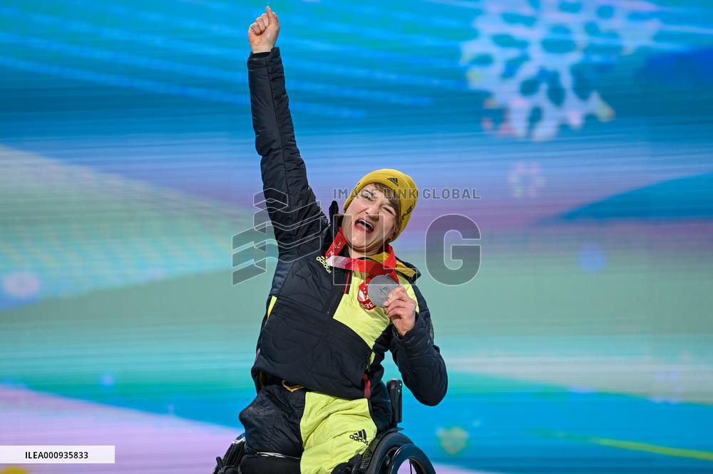 (SP)CHINA-BEIJING-BEIJING 2022 WINTER PARALYMPICS-ALPINE SKIING-WOMEN'S DOWNHILL-SITTING-AWARDING CEREMONY(CN)