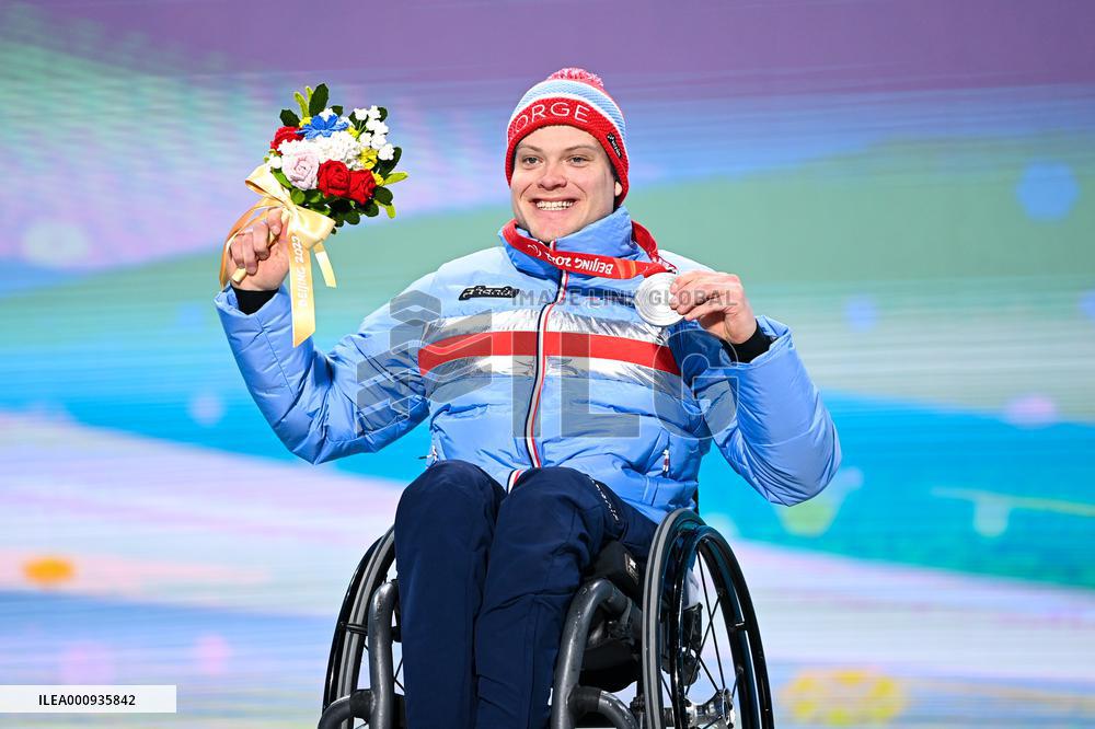 (SP)CHINA-BEIJING-BEIJING 2022 WINTER PARALYMPICS-ALPINE SKIING-MEN'S DOWNHILL-SITTING-AWARDING CEREMONY (CN)