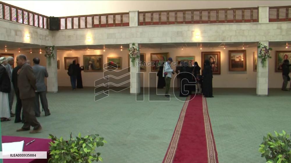 Yemeni female artist holds exhibition to inspire hope for peace