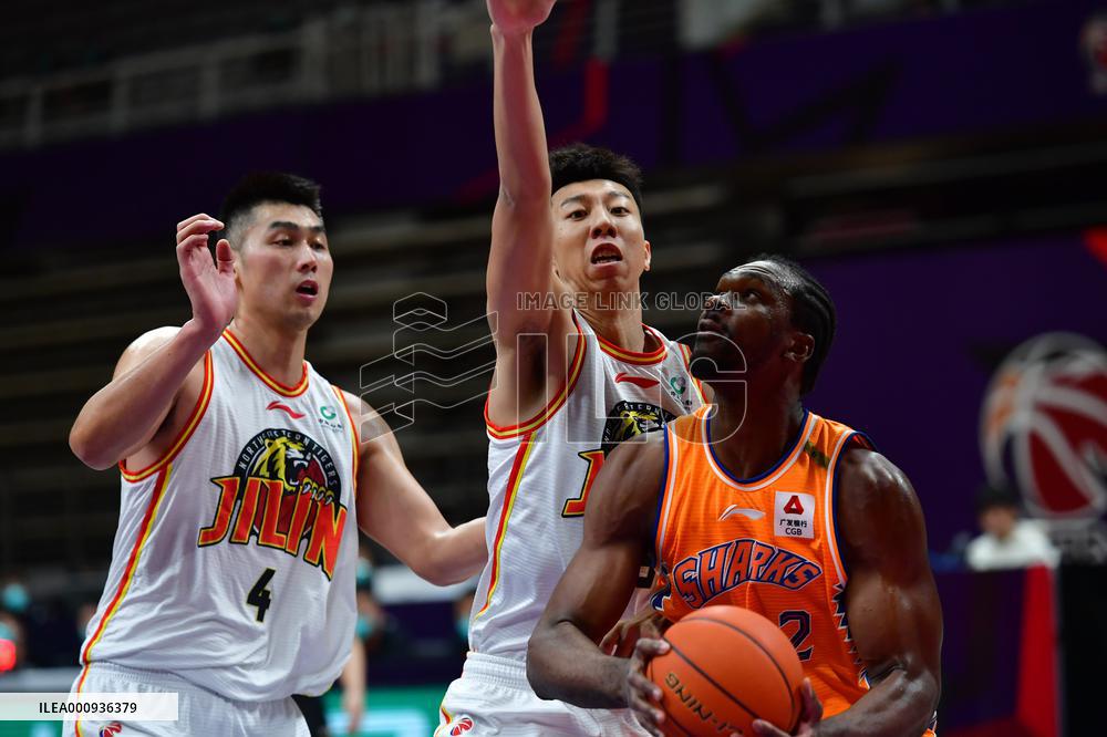 (SP)CHINA-LIAONING-SHENYANG-BASKETBALL-CBA LEAGUE-JILIN NORTHEAST TIGERS VS SHANGHAI SHARKS