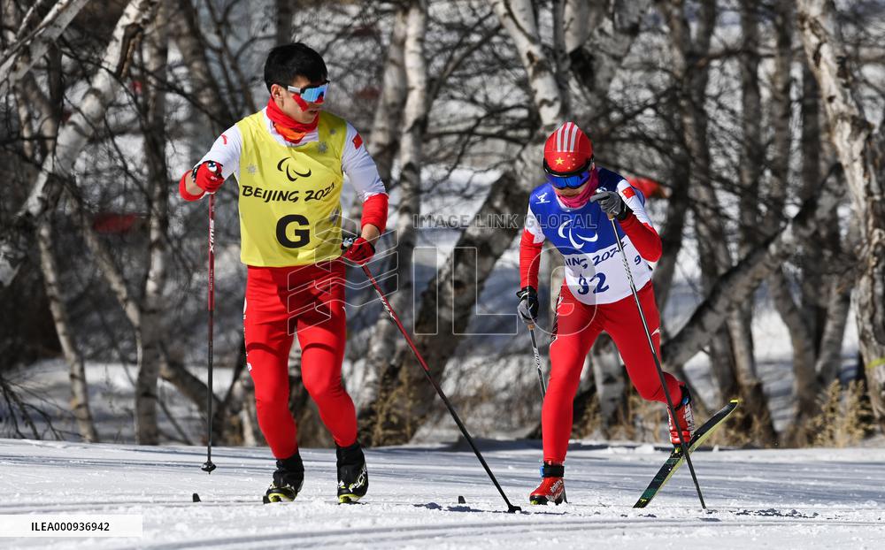 (SP)CHINA-ZHANGJIAKOU-WINTER PARALYMPICS-PARA CROSS-COUNTRY SKIING -WOMEN'S LONG DISTANCE CLASSIC VISION IMPAIRED(CN)