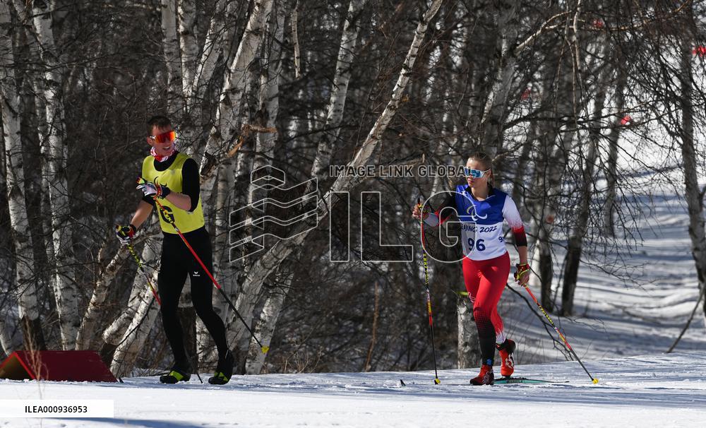 (SP)CHINA-ZHANGJIAKOU-WINTER PARALYMPICS-PARA CROSS-COUNTRY SKIING -WOMEN'S LONG DISTANCE CLASSIC VISION IMPAIRED(CN)