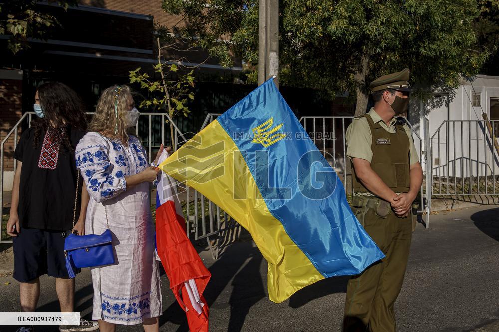 Ukrainian citizens in Chile protest outside the Russian Embassy