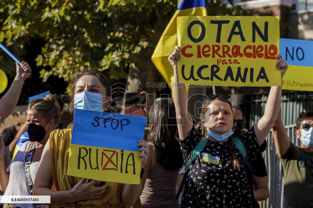Ukrainian citizens in Chile protest outside the Russian Embassy