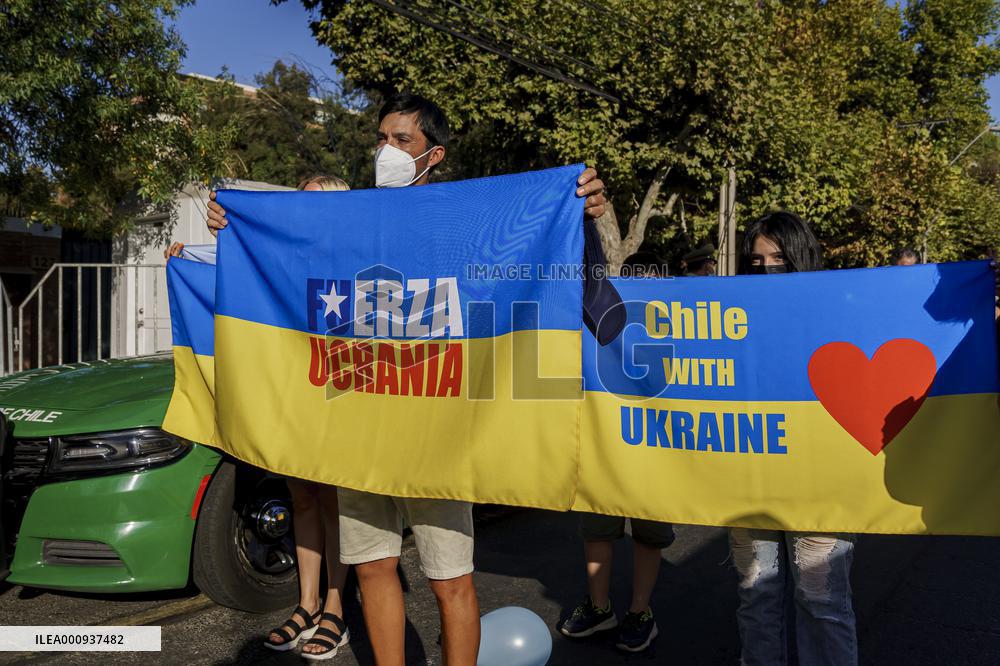Ukrainian citizens in Chile protest outside the Russian Embassy