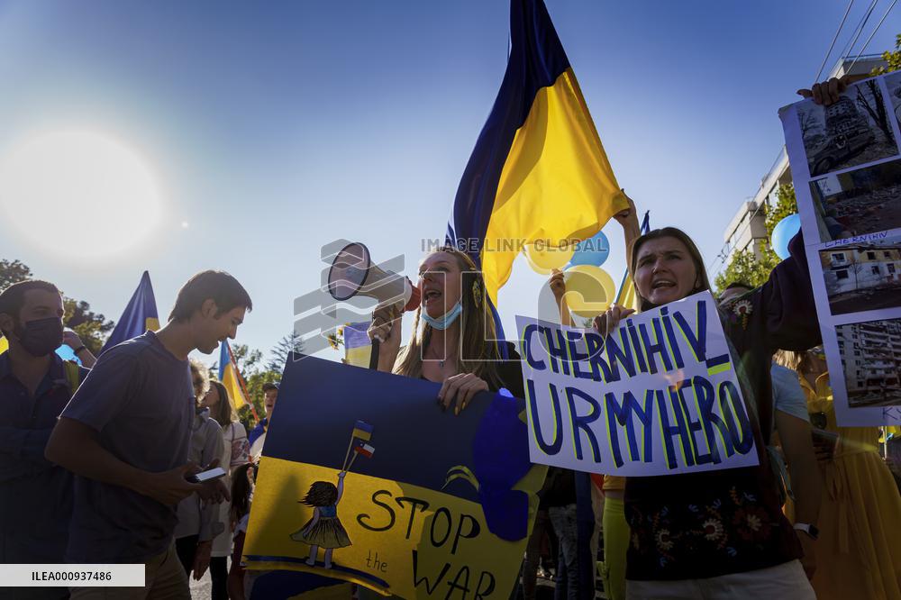 Ukrainian citizens in Chile protest outside the Russian Embassy