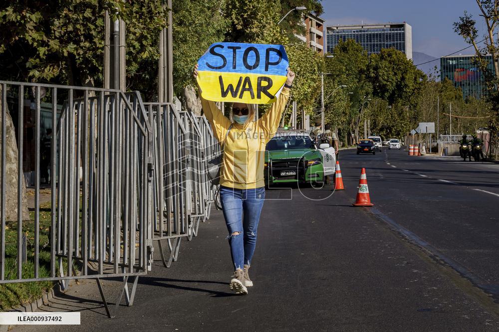 Ukrainian citizens in Chile protest outside the Russian Embassy