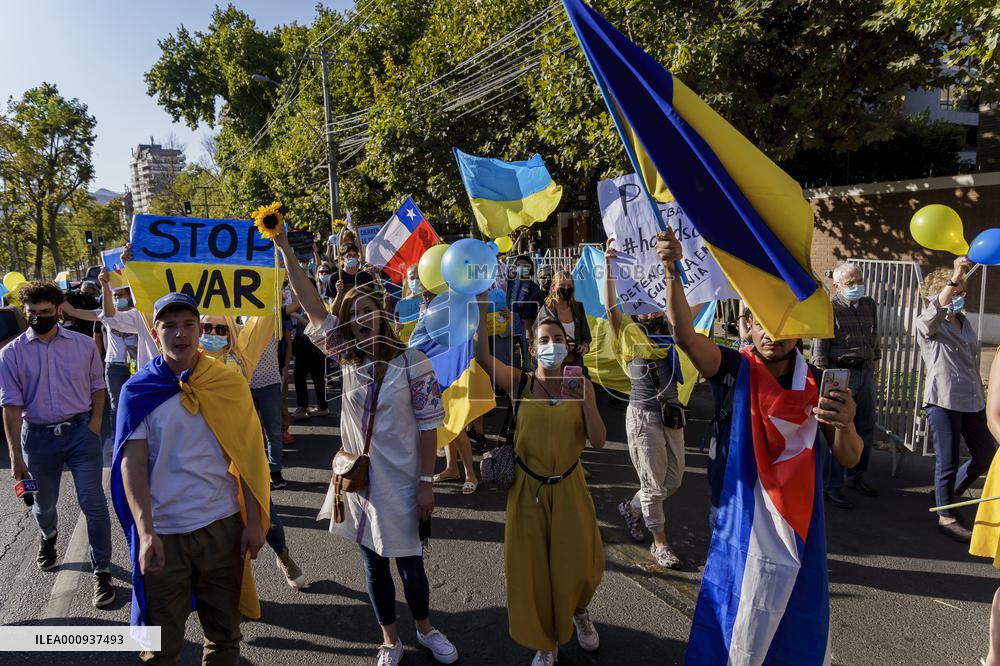 Ukrainian citizens in Chile protest outside the Russian Embassy