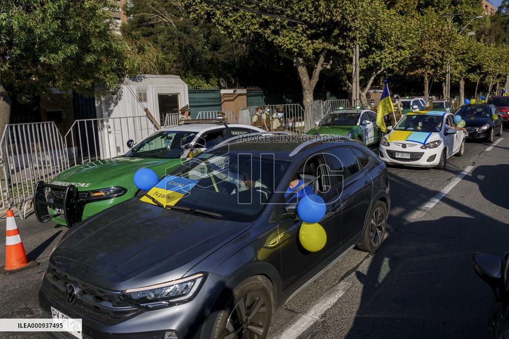 Ukrainian citizens in Chile protest outside the Russian Embassy