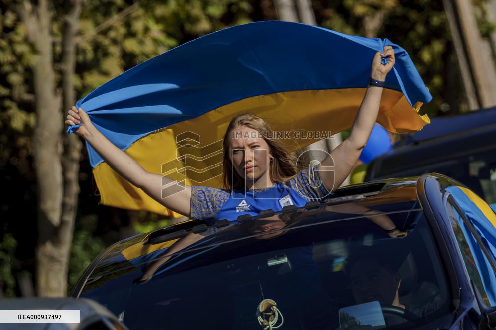 Ukrainian citizens in Chile protest outside the Russian Embassy