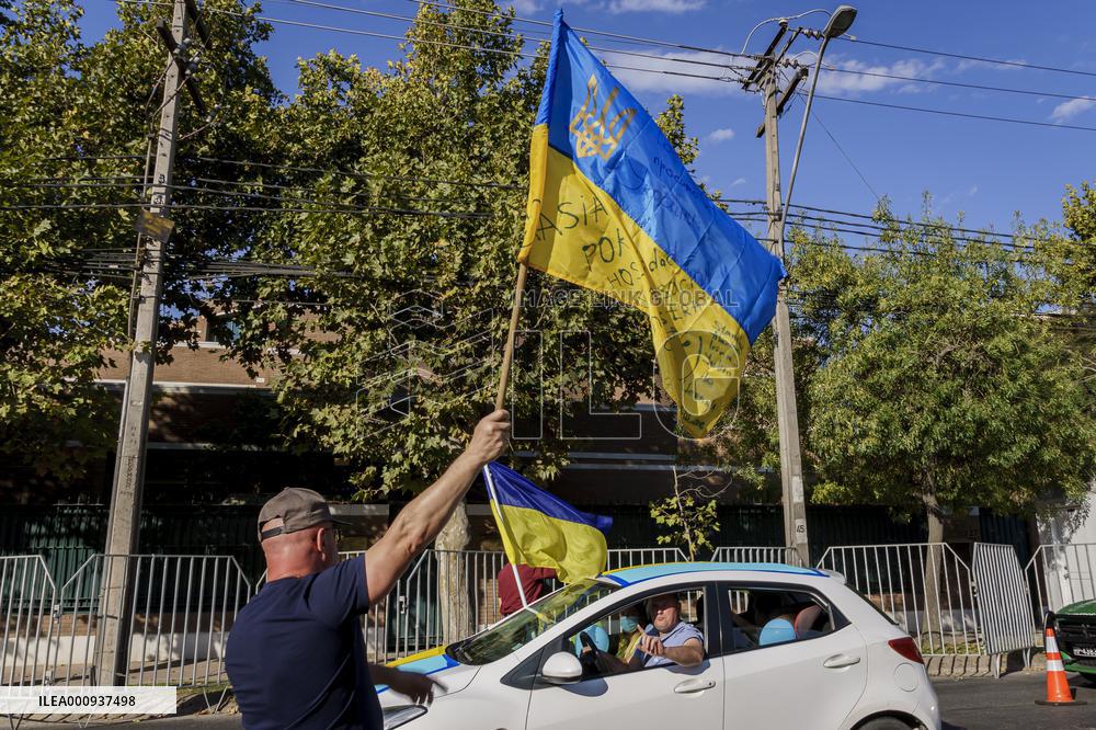 Ukrainian citizens in Chile protest outside the Russian Embassy