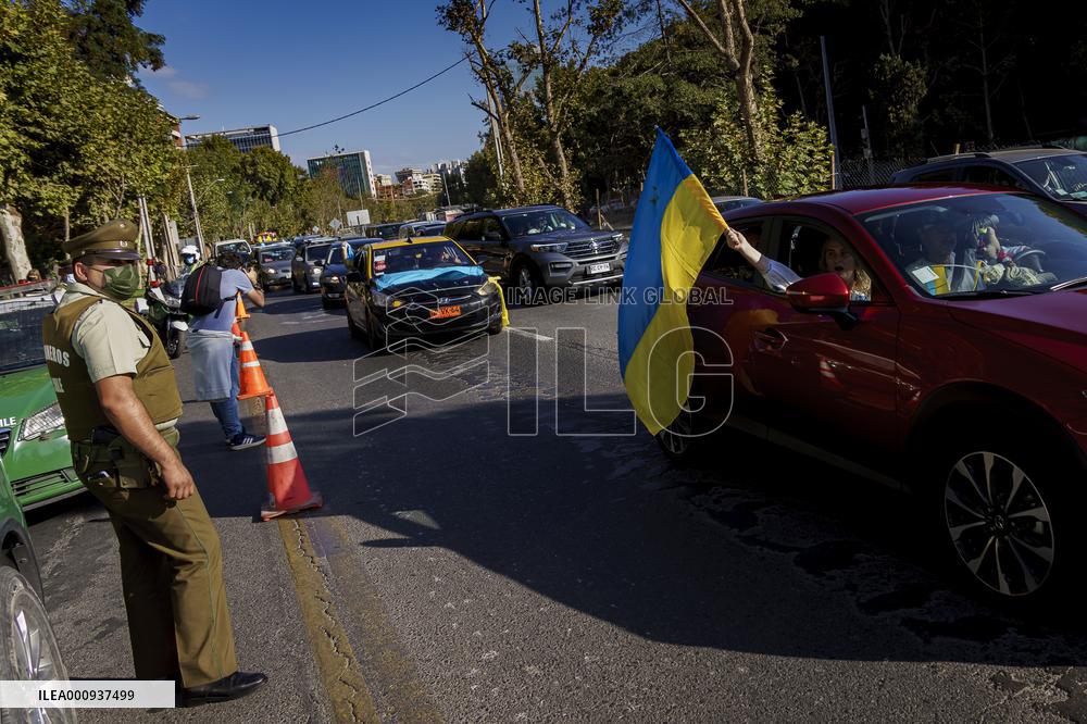 Ukrainian citizens in Chile protest outside the Russian Embassy