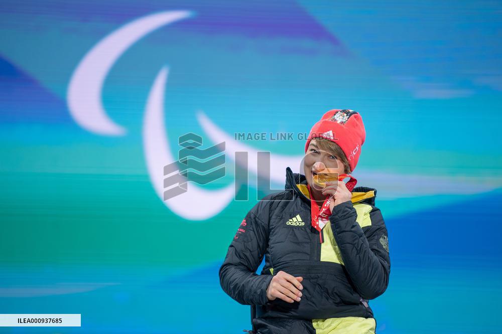 (SP)CHINA-BEIJING-WINTER PARALYMPICS-ALPINE SKIING-WOMEN'S SUPER COMBINED SITTING-AWARDING CEREMONY (CN)