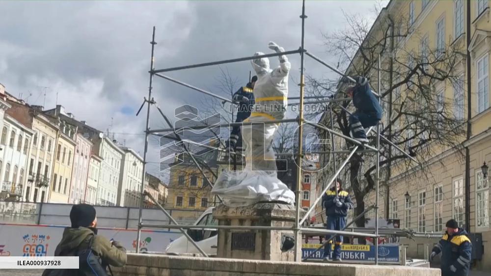 On site in Ukraine: Lviv takes protective measures on heritage buildings