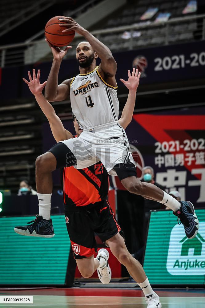 (SP)CHINA-SHENYANG-BASKETBALL-CBA LEAGUE-LIAONING VS JIANGSU(CN)
