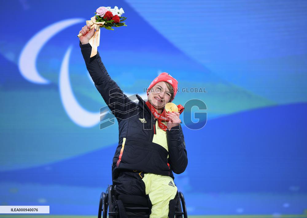 (SP)CHINA-BEIJING-WINTER PARALYMPICS-PARA ALPINE SKIING-WOMEN'S SLALOM SITTING-VICTORY CEREMONY(CN)