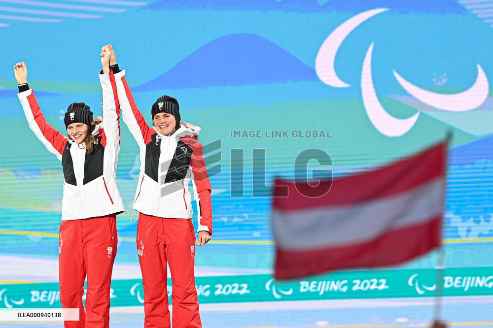 (SP)CHINA-BEIJING-WINTER PARALYMPICS-ALPINE SKIING-WOMEN'S SLALOM-VISION IMPAIRED-VICTORY CEREMONY (CN)