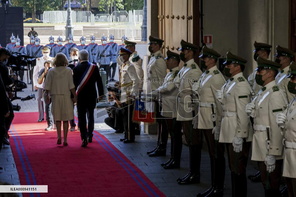 President Sebastián Piñera enters the Palacio de La Moneda for  the last time