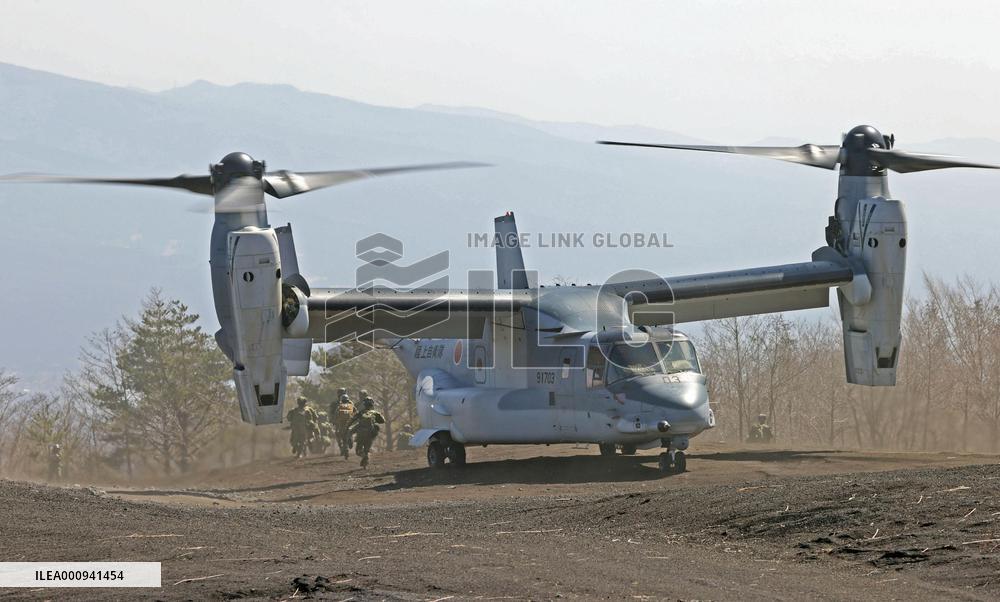 GSDF amphibious unit, U.S. Marines conduct drill near Mt. Fuji