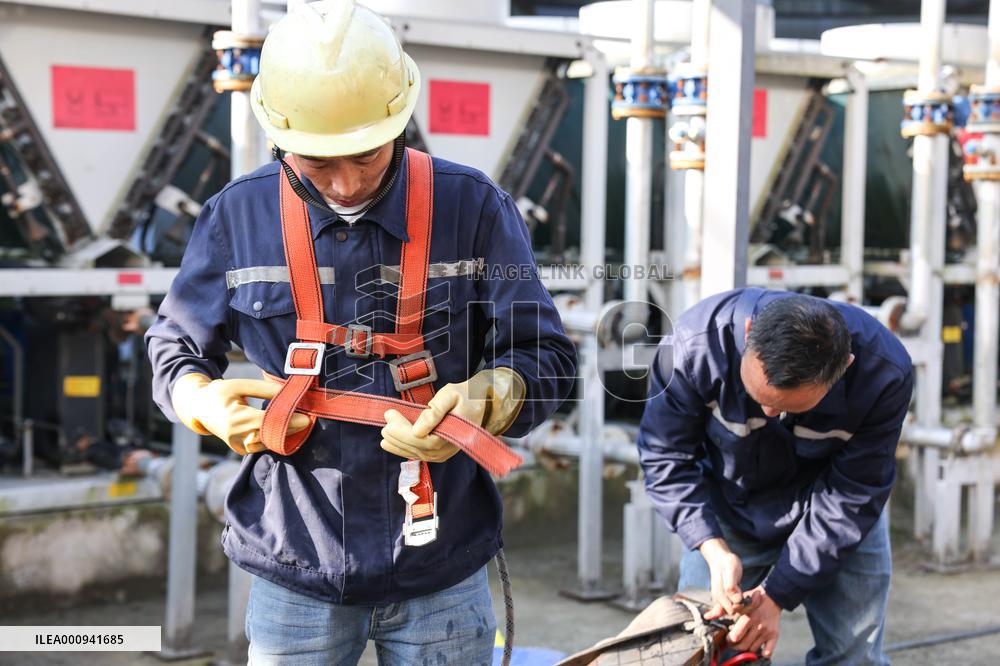 CHINA-GUIZHOU-GUIYANG-SKYSCRAPER EXTERIOR CLEANERS (CN)