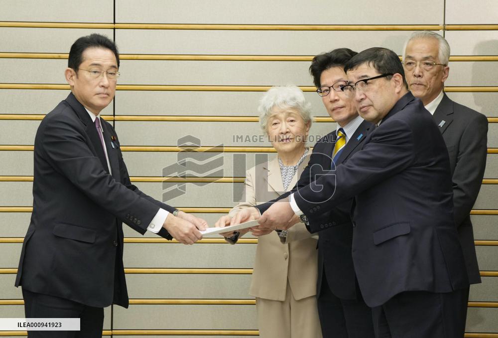 Japan PM Kishida meets with kin of abductees