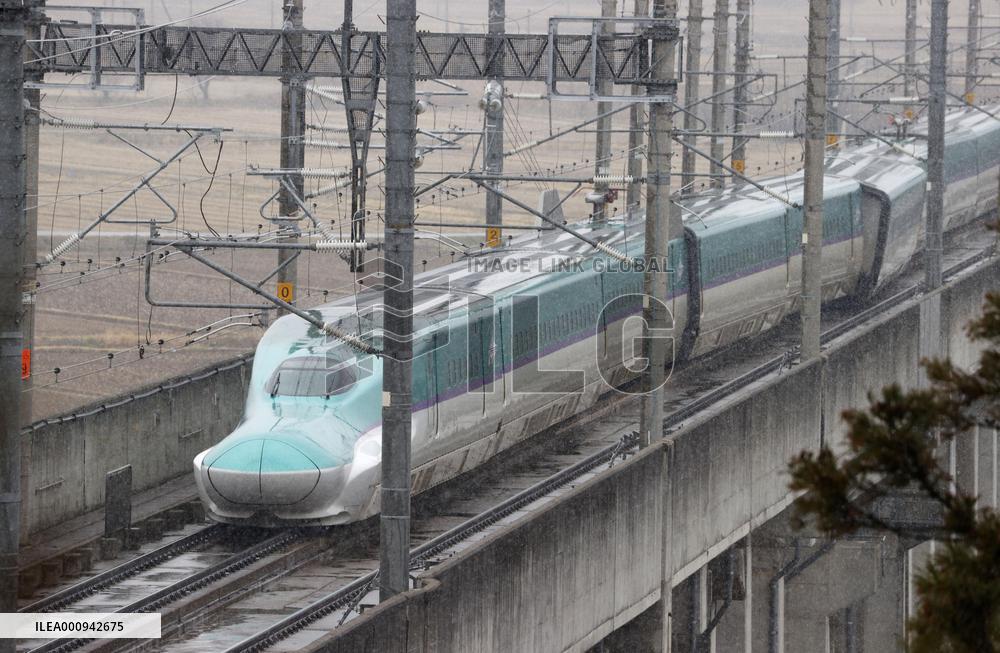 Bullet train that derailed in northeastern Japan quake