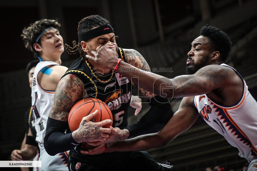 (SP)CHINA-SHENYANG-BASKETBALL-CBA LEAGUE-LIAONING FLYING LEOPARDS VS SHANGHAI SHARKS (CN)