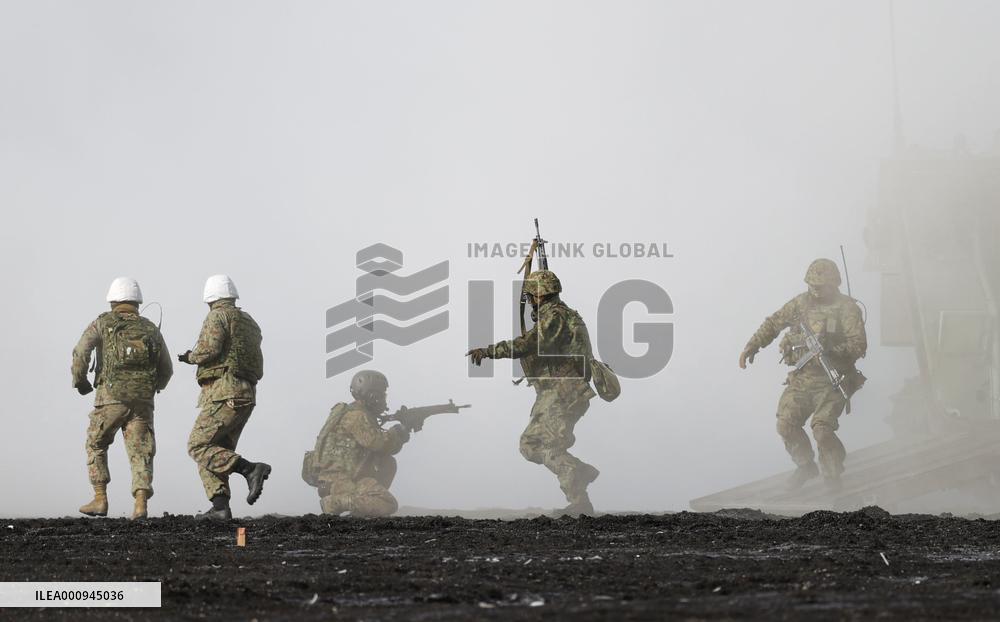 GSDF amphibious unit, U.S. Marines conduct drill near Mt. Fuji