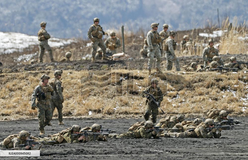 GSDF amphibious unit, U.S. Marines conduct drill near Mt. Fuji