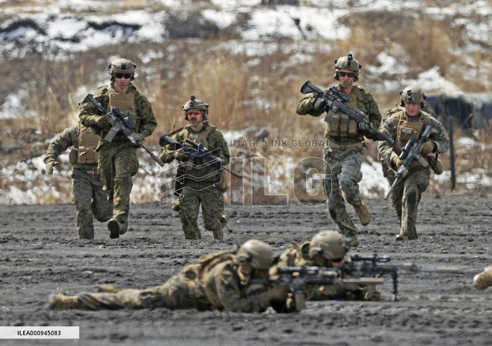 GSDF amphibious unit, U.S. Marines conduct drill near Mt. Fuji