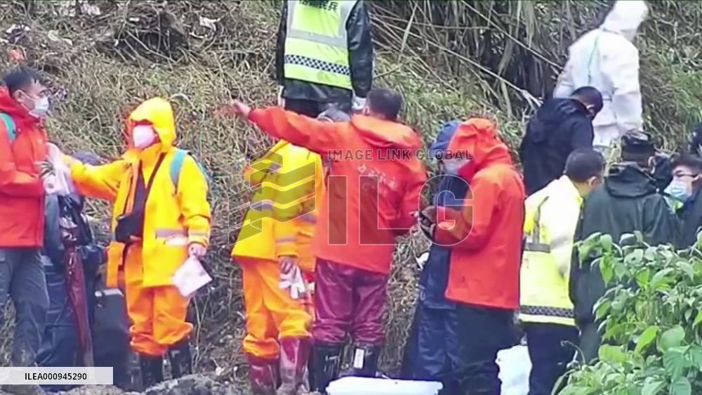 GLOBALink | Parts of wreckage, human remains recovered at China plane crash site: official