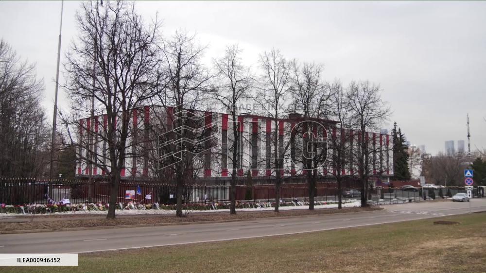 Moscow residents lay flowers outside Serbian embassy to mark anniversary of NATO bombing of Yugoslavia