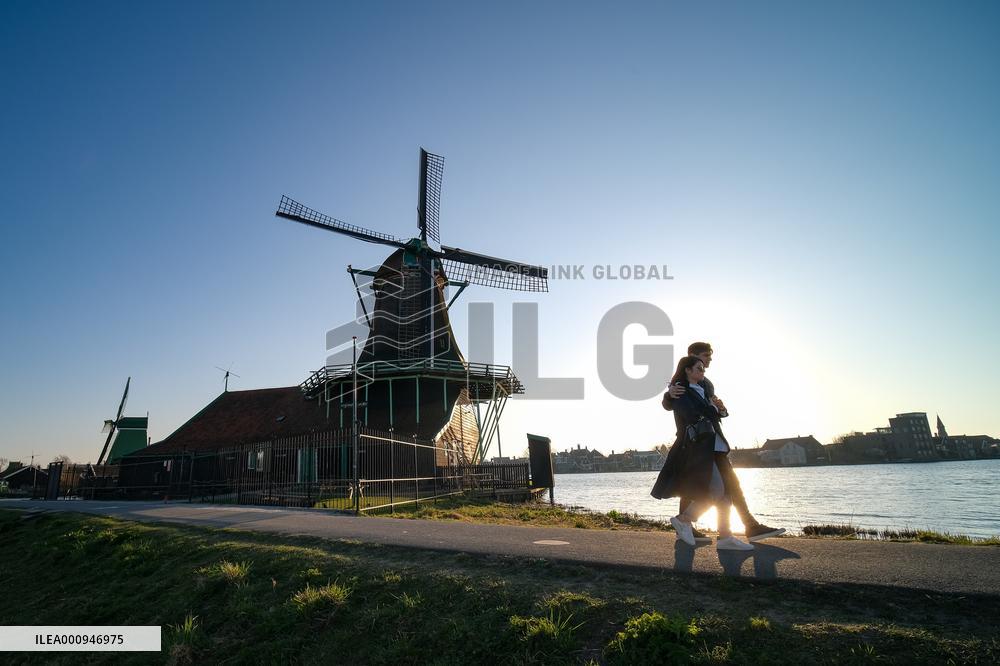 NETHERLANDS-ZAANDAM-ZAANSE SCHANS-WINDMILLS-SPRING