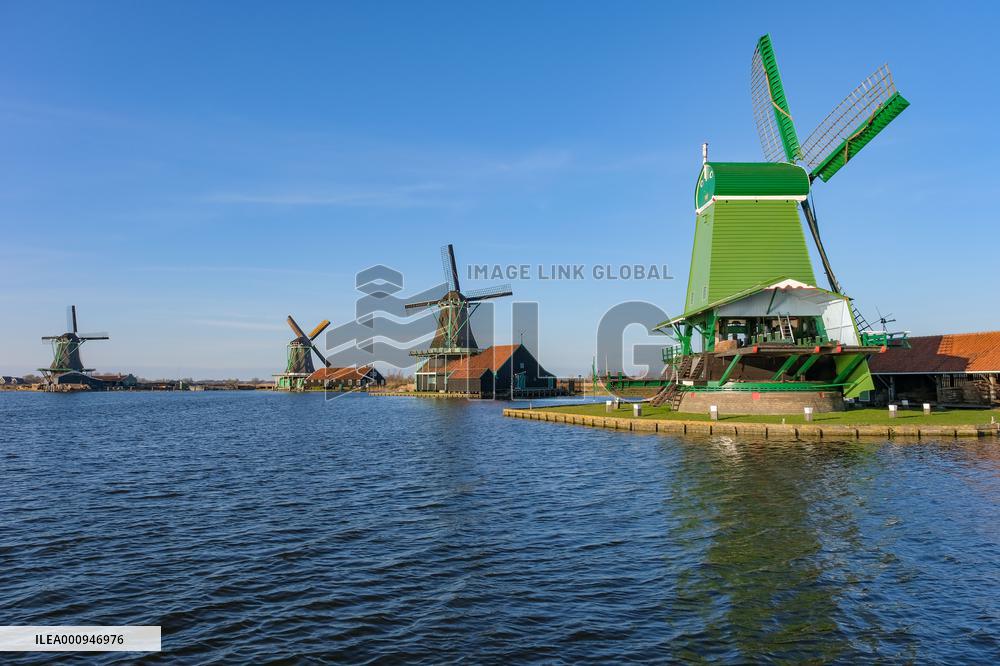 NETHERLANDS-ZAANDAM-ZAANSE SCHANS-WINDMILLS-SPRING