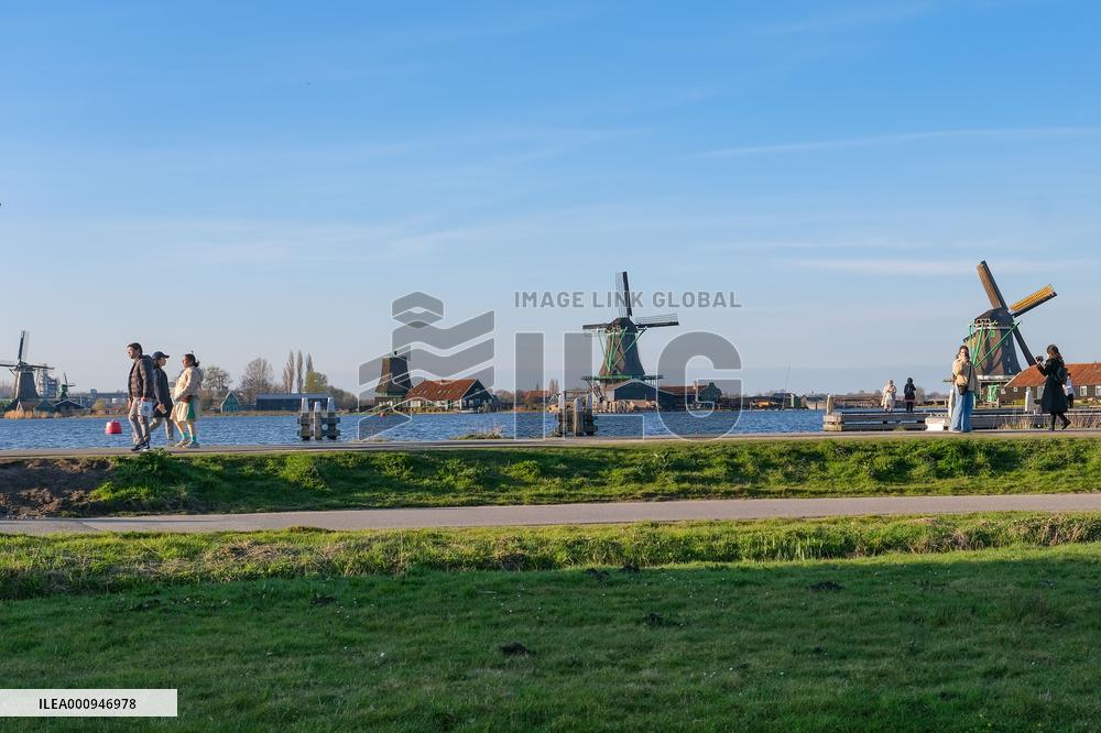 NETHERLANDS-ZAANDAM-ZAANSE SCHANS-WINDMILLS-SPRING
