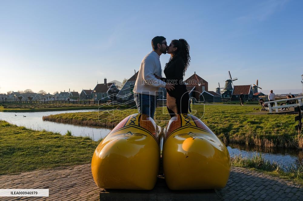 NETHERLANDS-ZAANDAM-ZAANSE SCHANS-WINDMILLS-SPRING