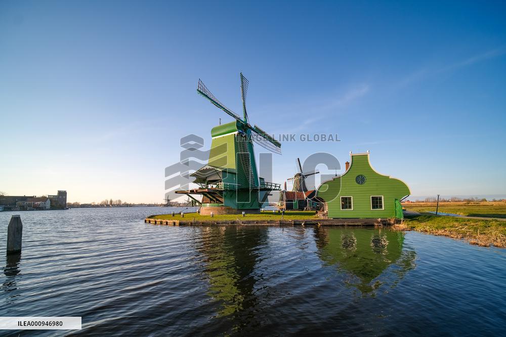 NETHERLANDS-ZAANDAM-ZAANSE SCHANS-WINDMILLS-SPRING