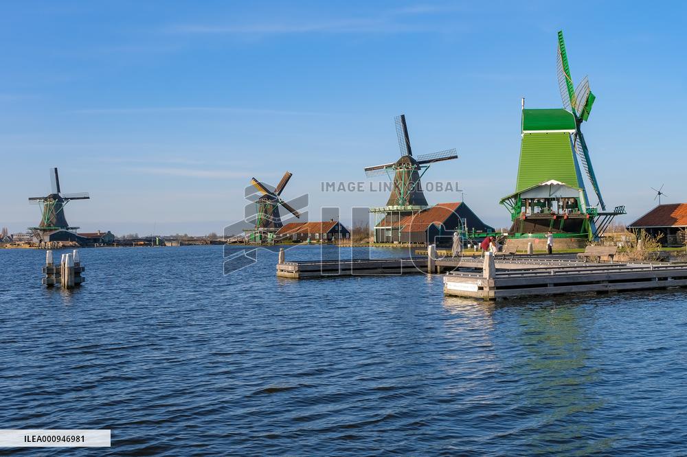 NETHERLANDS-ZAANDAM-ZAANSE SCHANS-WINDMILLS-SPRING