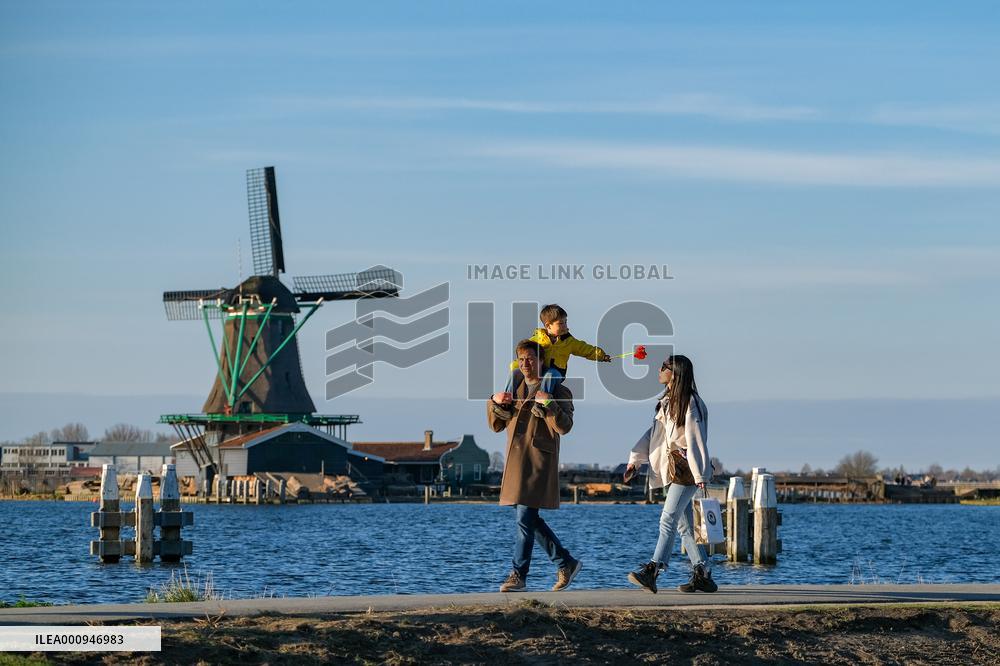 NETHERLANDS-ZAANDAM-ZAANSE SCHANS-WINDMILLS-SPRING