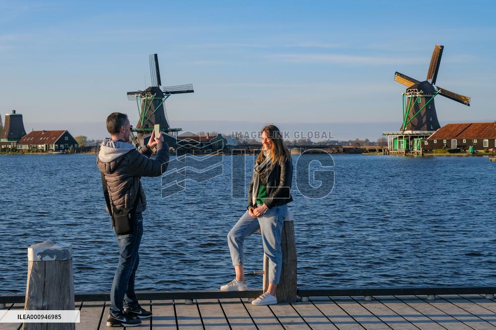 NETHERLANDS-ZAANDAM-ZAANSE SCHANS-WINDMILLS-SPRING