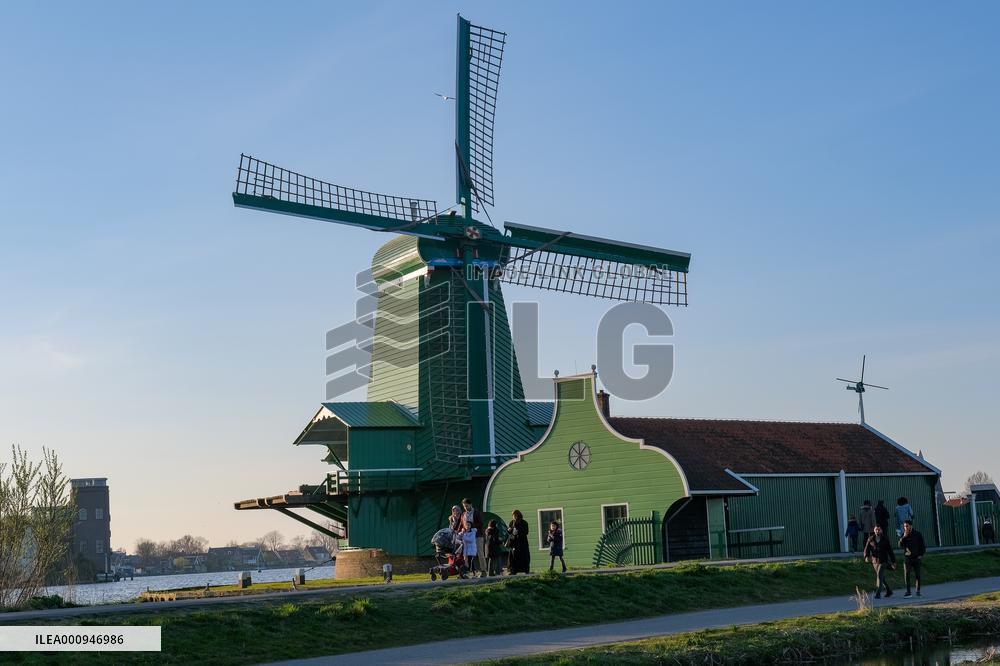 NETHERLANDS-ZAANDAM-ZAANSE SCHANS-WINDMILLS-SPRING