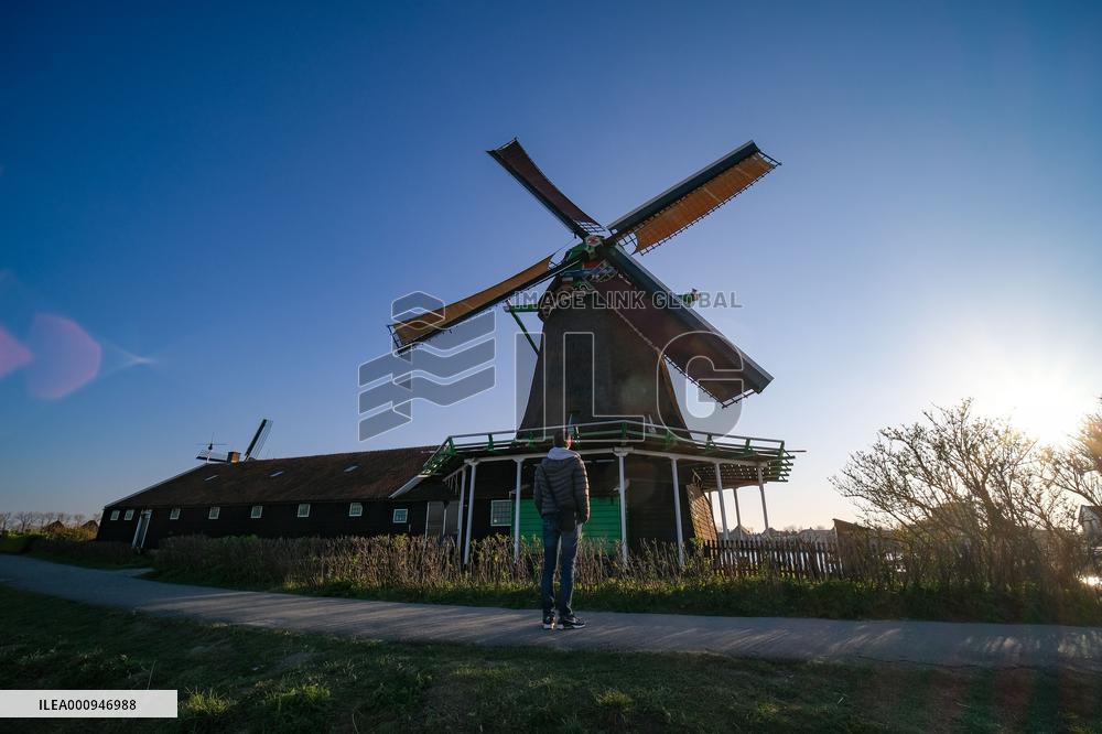 NETHERLANDS-ZAANDAM-ZAANSE SCHANS-WINDMILLS-SPRING