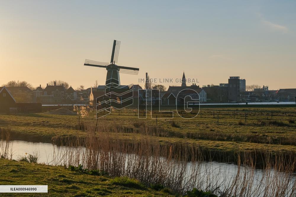 NETHERLANDS-ZAANDAM-ZAANSE SCHANS-WINDMILLS-SPRING