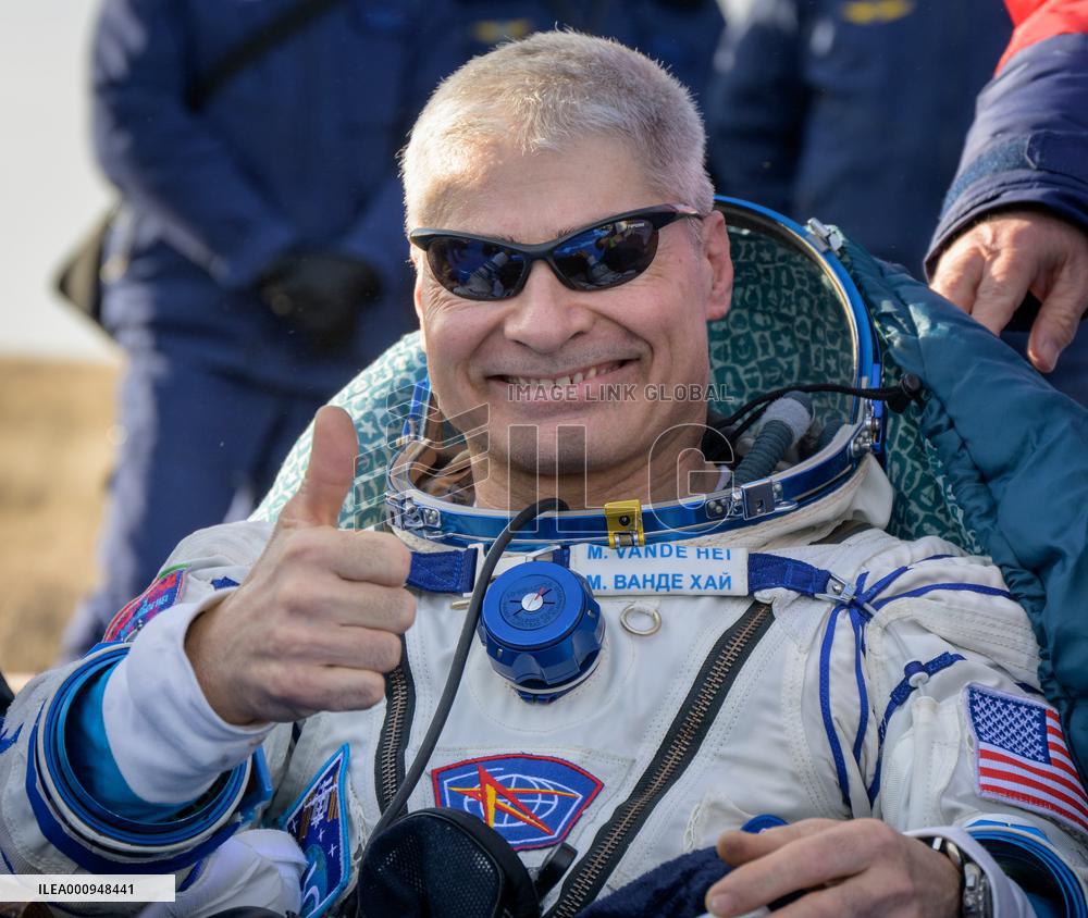 KAZAKHSTAN-U.S.-RUSSIA-ASTRONAUTS-RETURN