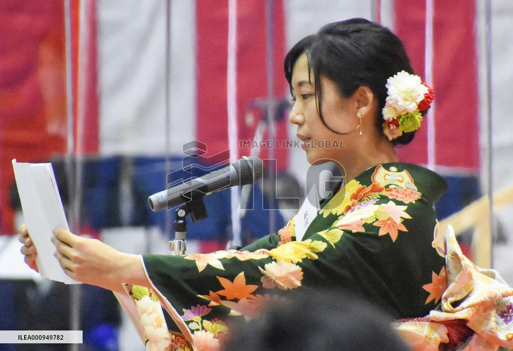Speed skater Takagi welcomes college freshmen at ceremony