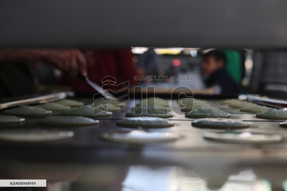 MIDEAST-GAZA-RAMADAN-SWEETS